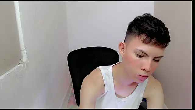 Snapshot of Alexxx_lov chatting on 03-22-25, 01:19 Alexxx lov online show from 03-22-25, 01:19