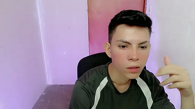 Snapshot of Alexxx_lov chatting on 09-13-25, 01:11 Alexxx lov online show from 09-13-25, 01:11