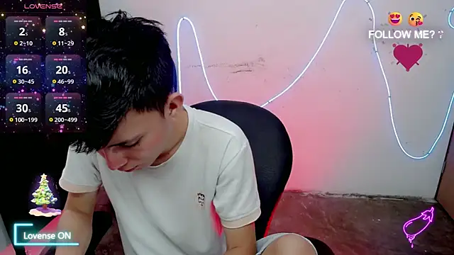 Snapshot of Alexxx_lov chatting on 12-18-25, 01:06 Alexxx lov online show from 12-18-25, 01:06