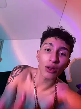 Snapshot of iKrofur chatting on 03-20-25, 06:19 iKrofur online show from 03-20-25, 06:19