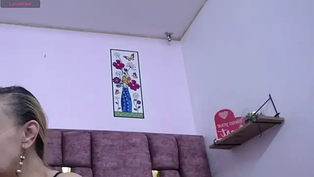 VICTORIAHANK  online show from 04-18-26, 08:20