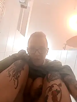 Snapshot of Astrid-Gilbert chatting on 02-03-25, 12:04 Astrid-Gilbert online show from 02-03-25, 12:04