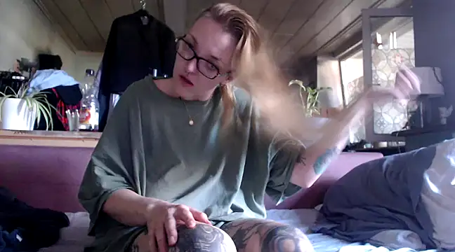 Snapshot of Astrid-Gilbert chatting on 03-05-25, 11:28 Astrid-Gilbert online show from 03-05-25, 11:28