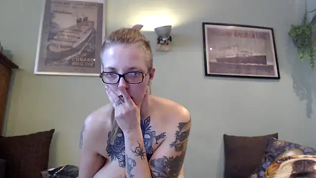 Snapshot of Astrid-Gilbert chatting on 03-07-25, 10:43 Astrid-Gilbert online show from 03-07-25, 10:43