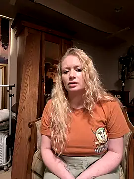 Snapshot of kcmo1010 chatting on 12-19-25, 09:00 kcmo1010 online show from 12-19-25, 09:00