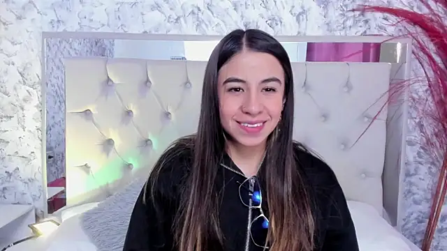 Snapshot of Ariana_greenblat chatting on 10-07-25, 04:04 Ariana greenblat online show from 10-07-25, 04:04