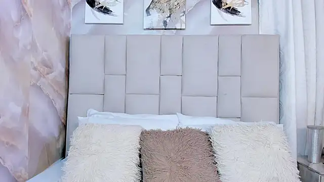 Ariana greenblat online show from 12-14-25, 01:16