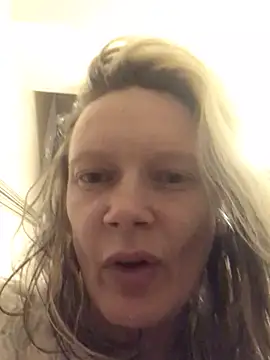 Snapshot of blondey206 chatting on 03-10-25, 01:23 blondey206 online show from 03-10-25, 01:23