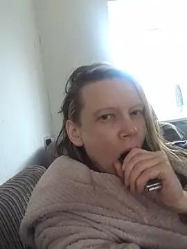 Snapshot of blondey206 chatting on 03-11-25, 06:43 blondey206 online show from 03-11-25, 06:43