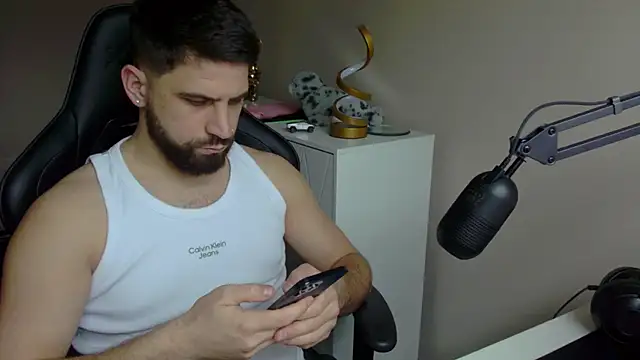 Snapshot of lucas_kazimm chatting on 02-10-25, 02:05 lucas kazimm online show from 02-10-25, 02:05