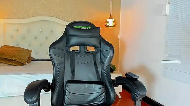 Snapshot of Hadley_ chatting on 09-18-25, 03:19 Hadley online show from 09-18-25, 03:19