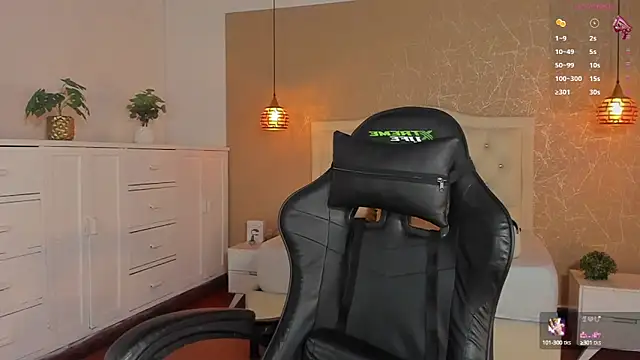 Snapshot of Hadley_ chatting on 10-12-25, 02:21 Hadley online show from 10-12-25, 02:21