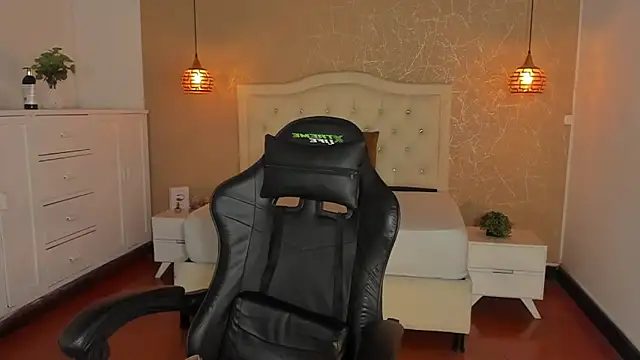 Snapshot of Hadley_ chatting on 10-16-25, 02:45 Hadley online show from 10-16-25, 02:45