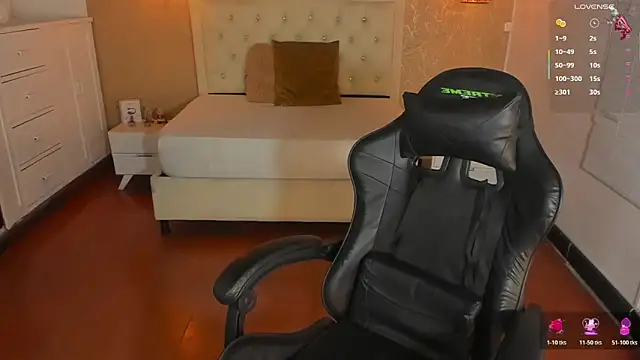 Snapshot of Hadley_ chatting on 10-24-25, 03:14 Hadley online show from 10-24-25, 03:14