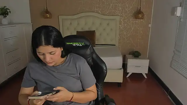 Snapshot of Hadley_ chatting on 10-26-25, 01:00 Hadley online show from 10-26-25, 01:00