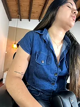 Snapshot of Hadley_ chatting on 11-20-25, 02:56 Hadley online show from 11-20-25, 02:56