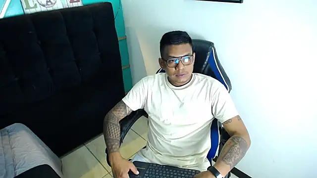 Snapshot of Saipadpuer30 chatting on 02-16-25, 01:03 Saipadpuer30 online show from 02-16-25, 01:03