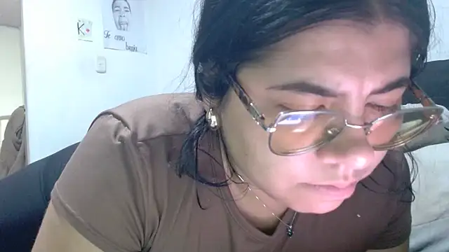 Snapshot of viccky_vick chatting on 06-12-26, 01:48 viccky vick online show from 06-12-26, 01:48