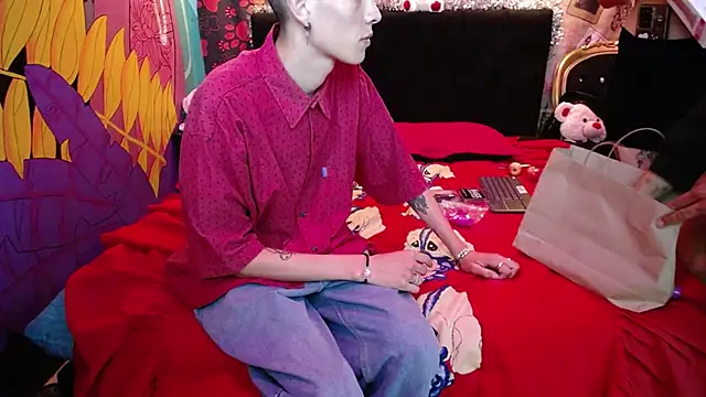 Snapshot of SimonAndJocelyn chatting on 02-15-25, 10:42 SimonAndJocelyn online show from 02-15-25, 10:42