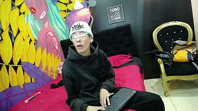 Snapshot of SimonAndJocelyn chatting on 03-14-25, 07:44 SimonAndJocelyn online show from 03-14-25, 07:44