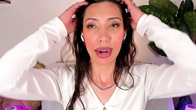 Snapshot of Miss_veronicaa2 chatting on 05-11-26, 01:28 Miss veronicaa2 online show from 05-11-26, 01:28