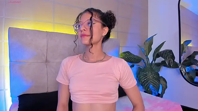 Snapshot of mac-sara chatting on 10-13-25, 09:37 mac-sara online show from 10-13-25, 09:37