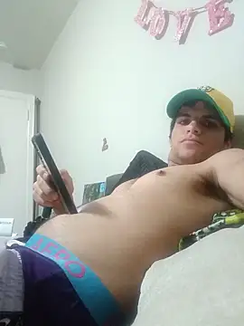 Snapshot of Elperlozo10 chatting on 06-14-26, 06:15 Elperlozo10 online show from 06-14-26, 06:15
