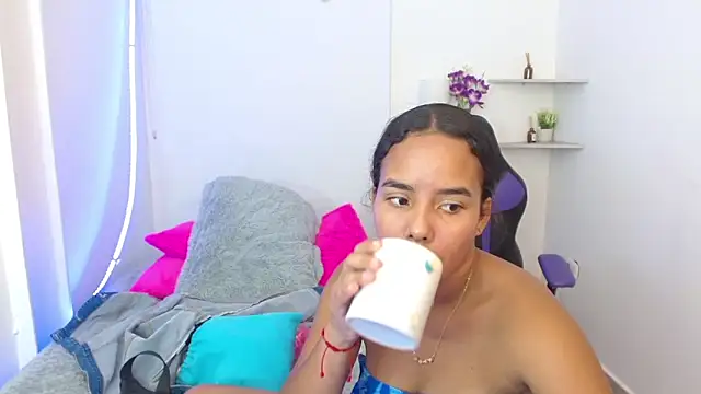 Snapshot of Roxy_Stonee chatting on 03-17-25, 07:15 Roxy Stonee online show from 03-17-25, 07:15