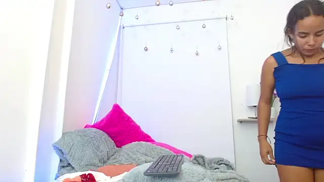 Snapshot of Roxy_Stonee chatting on 03-18-25, 04:47 Roxy Stonee online show from 03-18-25, 04:47