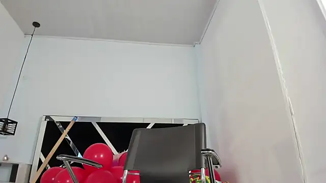 Snapshot of Annyrosee chatting on 02-18-25, 08:03 Annyrosee online show from 02-18-25, 08:03