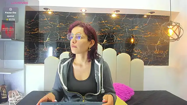 Snapshot of Annyrosee chatting on 11-12-25, 08:30 Annyrosee online show from 11-12-25, 08:30