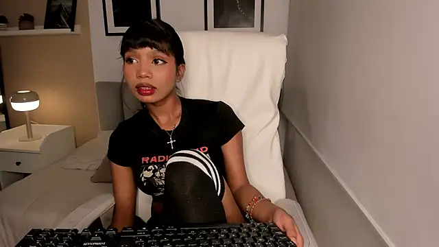 Snapshot of Gigi_Strawberry chatting on 10-16-25, 04:46 Gigi Strawberry online show from 10-16-25, 04:46