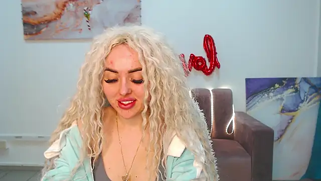 Snapshot of MissisCaty chatting on 02-13-25, 10:43 MissisCaty online show from 02-13-25, 10:43