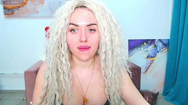 Snapshot of MissisCaty chatting on 02-25-25, 07:36 MissisCaty online show from 02-25-25, 07:36