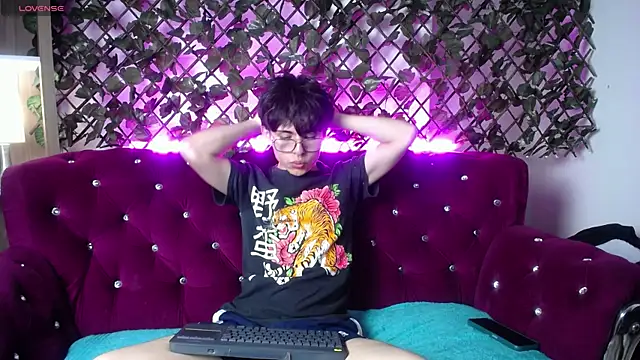 Snapshot of PepperTwink chatting on 02-14-25, 01:29 PepperTwink online show from 02-14-25, 01:29