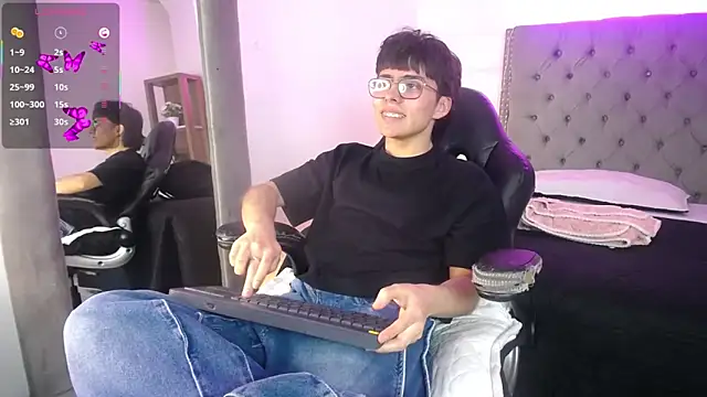 Snapshot of PepperTwink chatting on 09-08-25, 04:06 PepperTwink online show from 09-08-25, 04:06