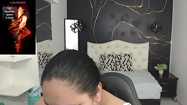 Snapshot of Aaliyah11 chatting on 10-19-25, 12:44 Aaliyah11 online show from 10-19-25, 12:44