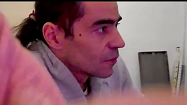 Snapshot of ReyDeBotones chatting on 03-08-26, 09:40 ReyDeBotones online show from 03-08-26, 09:40