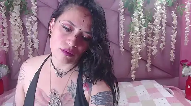 Snapshot of Fenix_Lilith chatting on 02-18-25, 02:06 Fenix Lilith online show from 02-18-25, 02:06
