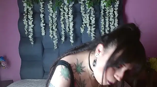 Snapshot of Fenix_Lilith chatting on 03-19-25, 01:18 Fenix Lilith online show from 03-19-25, 01:18
