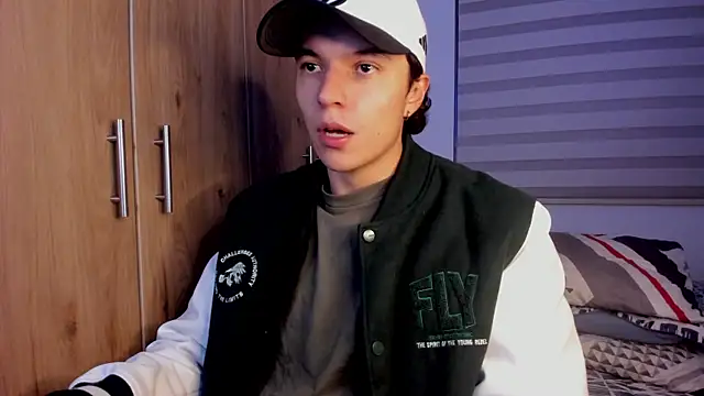 Snapshot of Mastrangelo_xxx chatting on 12-23-25, 04:10 Mastrangelo xxx online show from 12-23-25, 04:10