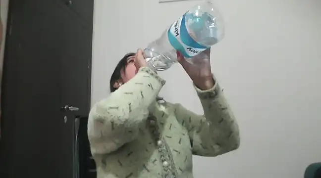 Snapshot of Queen_Couple chatting on 02-06-25, 11:43 Queen Couple online show from 02-06-25, 11:43