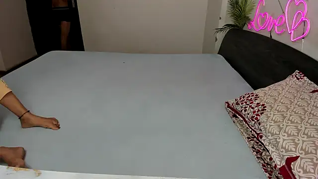 Snapshot of Queen_Couple chatting on 09-24-25, 05:11 Queen Couple online show from 09-24-25, 05:11