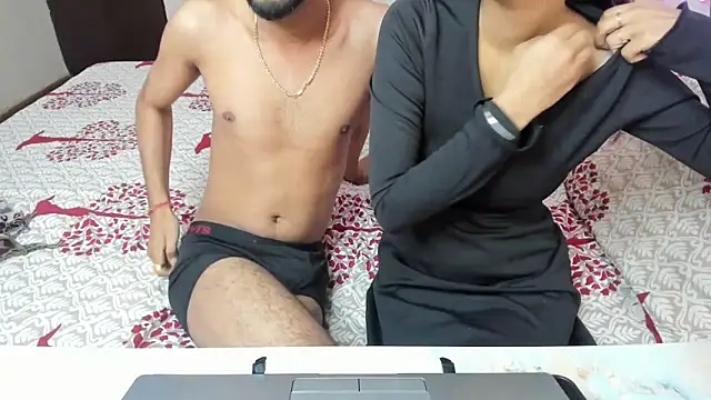 Snapshot of Queen_Couple chatting on 12-18-25, 04:40 Queen Couple online show from 12-18-25, 04:40