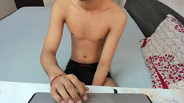 Snapshot of Queen_Couple chatting on 01-14-26, 05:24 Queen Couple online show from 01-14-26, 05:24