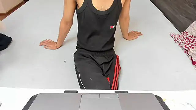 Snapshot of Queen_Couple chatting on 03-01-26, 05:53 Queen Couple online show from 03-01-26, 05:53