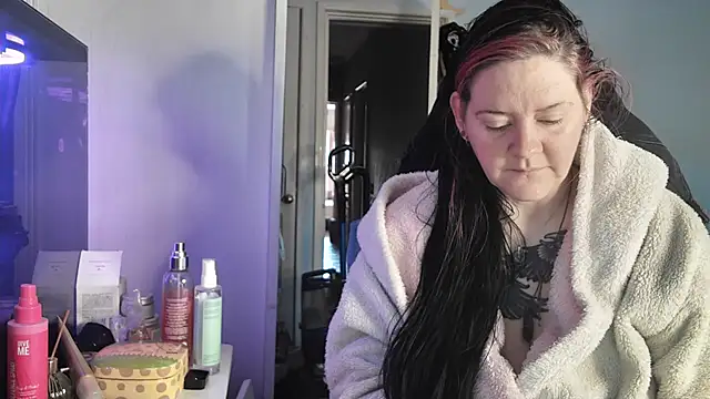 AureliaXOX online show from 11-17-25, 09:04