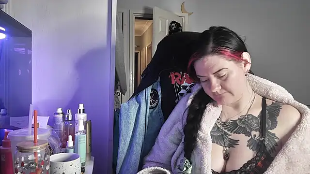 AureliaXOX online show from 12-16-25, 02:33