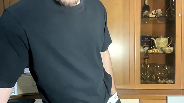 Snapshot of NaplesGuy04 chatting on 02-12-25, 05:37 NaplesGuy04 online show from 02-12-25, 05:37