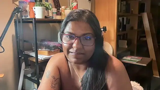 Snapshot of SophieStarShine chatting on 10-13-25, 11:49 SophieStarShine online show from 10-13-25, 11:49